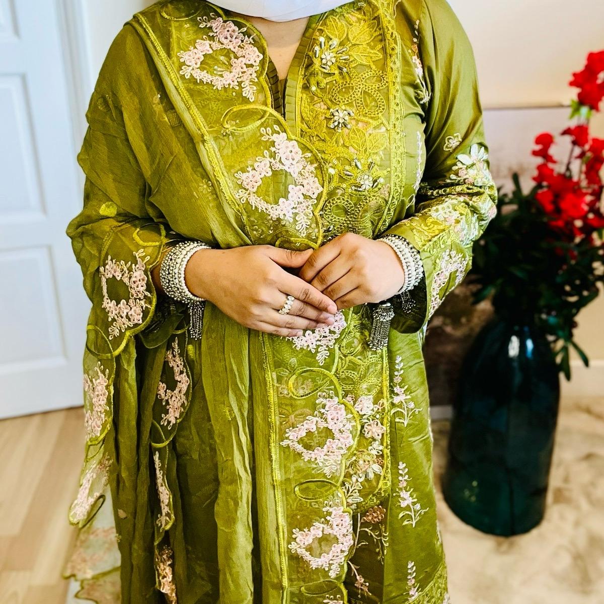 Oranjeta Hira Collections Women's Embroidered Lawn 3 Pieces Suit
