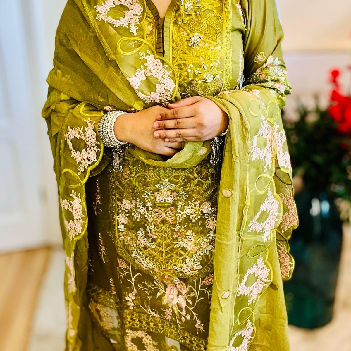 Oranjeta Hira Collections Women's Embroidered Lawn 3 Pieces Suit