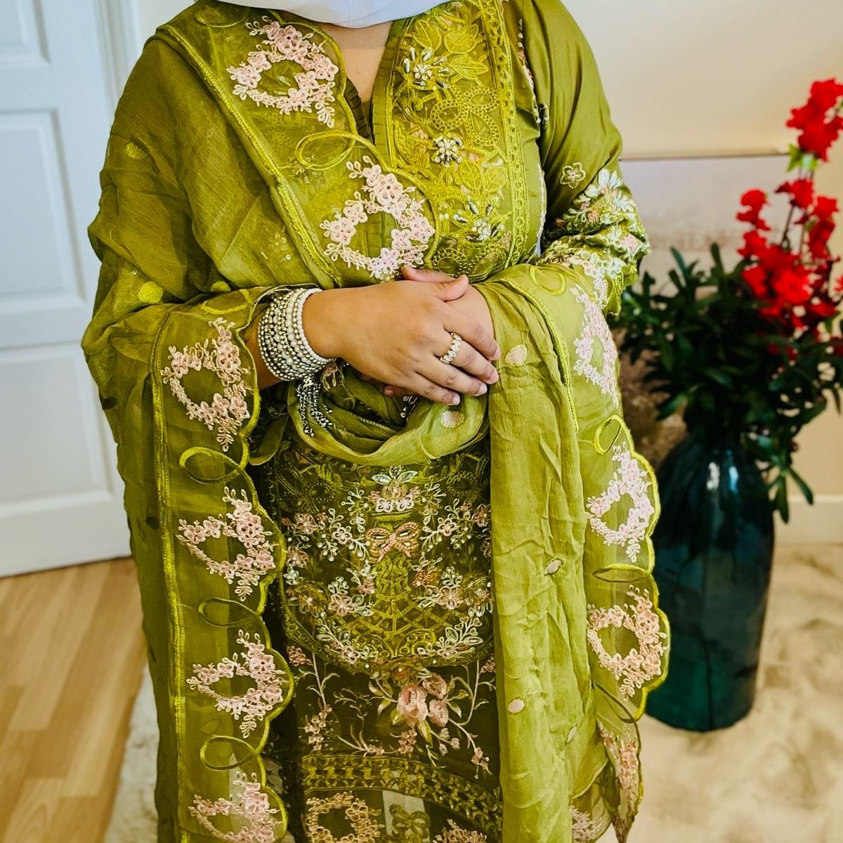 Oranjeta Hira Collections Women's Embroidered Lawn 3 Pieces Suit