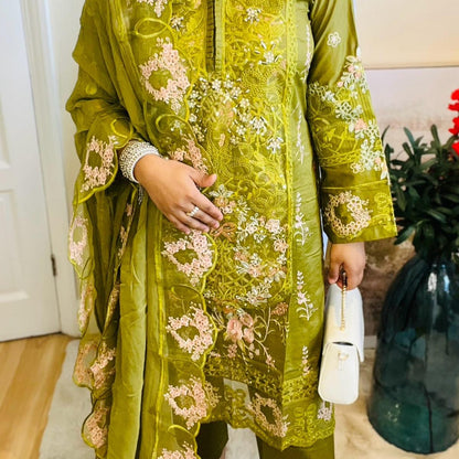 Oranjeta Hira Collections Women's Embroidered Lawn 3 Pieces Suit